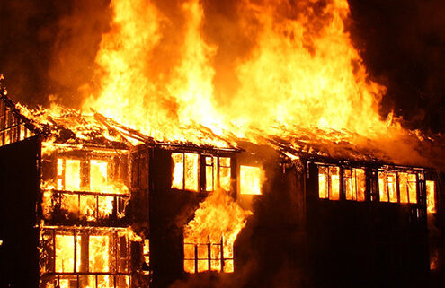 Die Brandursachenermittlung zählt zu den schwierigsten kriminaltechnischen Aufgaben überhaupt. Symbolfoto, brennendes Haus.