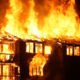Die Brandursachenermittlung zählt zu den schwierigsten kriminaltechnischen Aufgaben überhaupt. Symbolfoto, brennendes Haus.