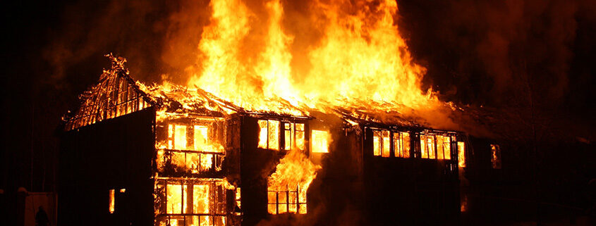 Die Brandursachenermittlung zählt zu den schwierigsten kriminaltechnischen Aufgaben überhaupt. Symbolfoto, brennendes Haus.